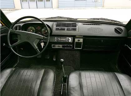 Volkswagen K70 (1970. – 1975): rebrendirani NSU K70, prvi VW s prednjim pogonom i vodenim hlađenjem
