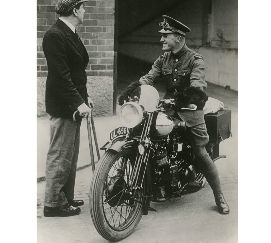 19. svibnja 1935., nakon pada s motocikla, preminuo Lawrence od Arabije i potakao uvođenje zaštitne kacige