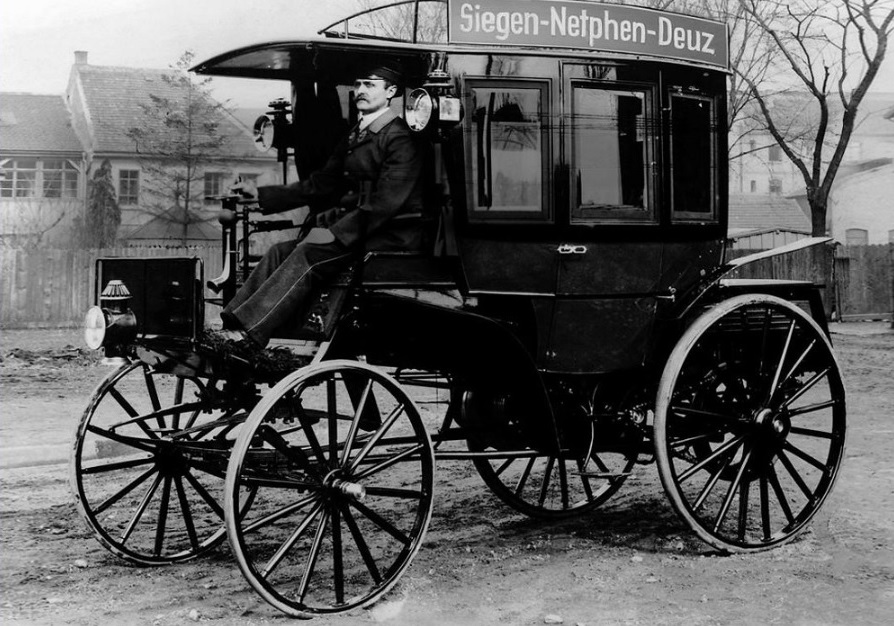 18. ožujka 1895. u Njemačkoj uspostavljena prva autobusna linija u povijesti, autobusom Benz 5 PS za 7 putnika