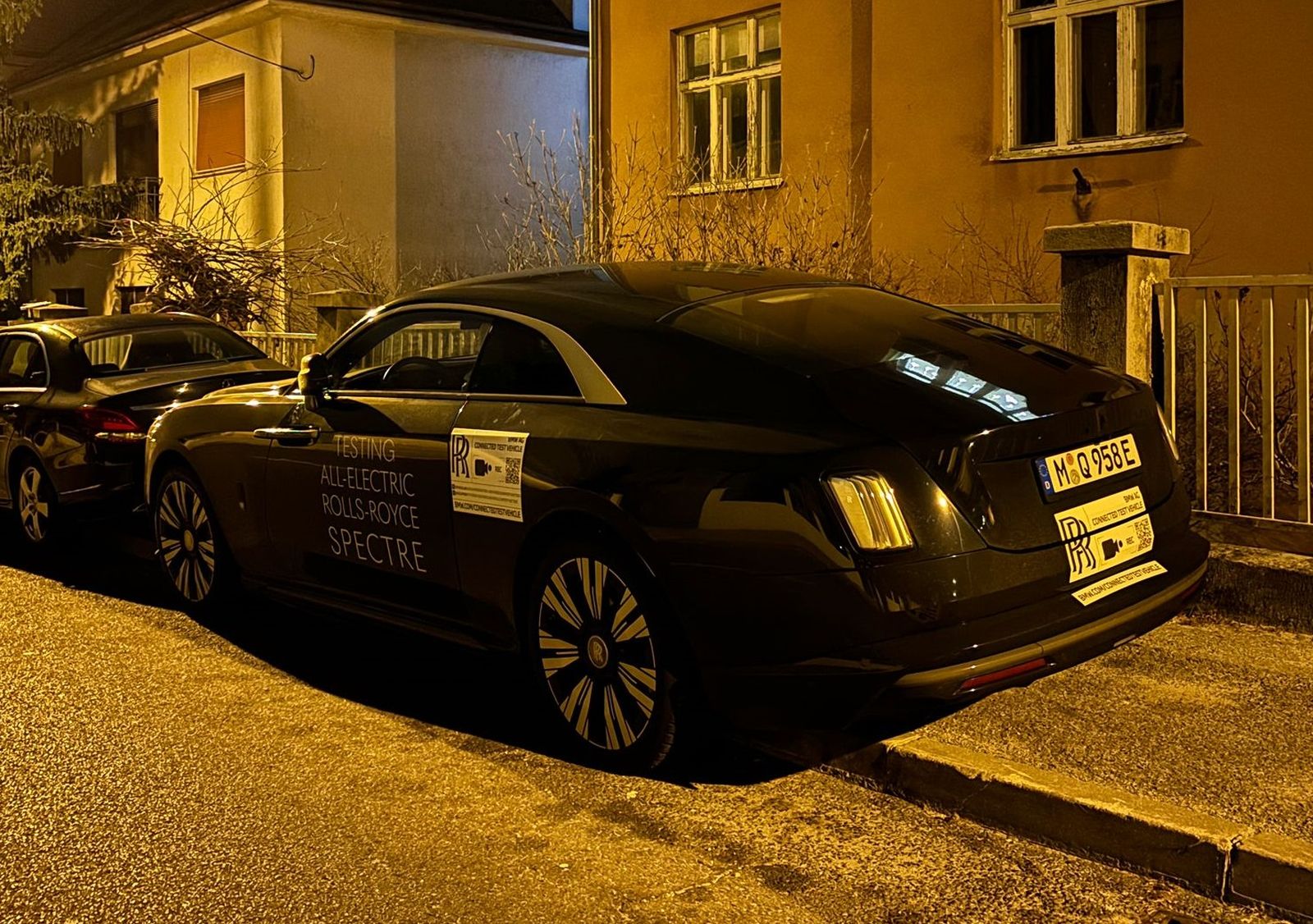 Rolls-Royce Spectre privlači veliku pažnju u Zagrebu, električni prototip još je u test fazi